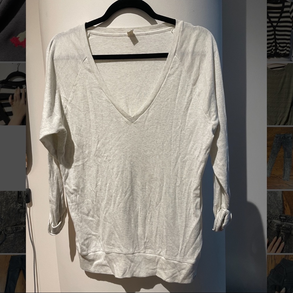 Aritzia TNA v-neck lightweight sweater